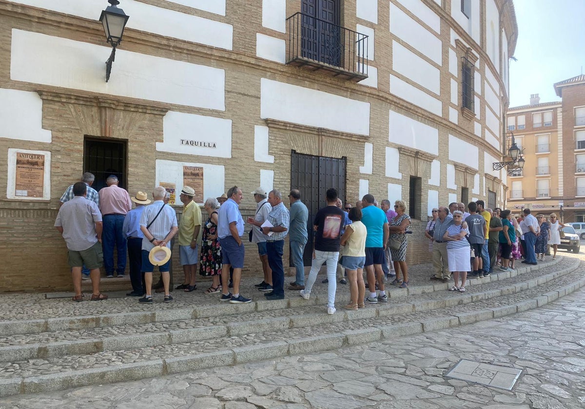 Colas esta mañana ante las taquillas del coso antequerano.