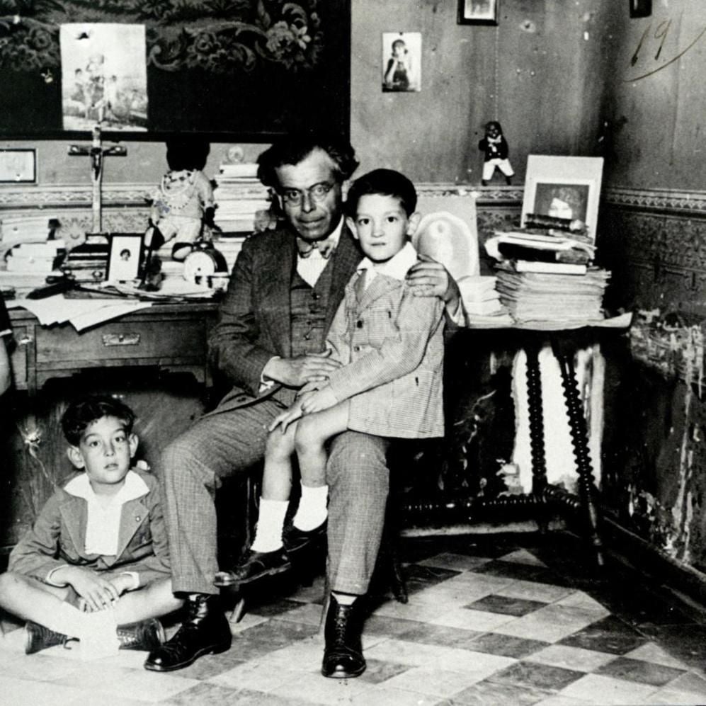 Pedro Luis de Gálvez con sus dos hijos.