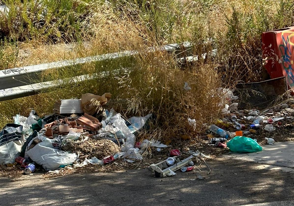 Restos de botellón en calles sin salida de Colinas de El Limonar