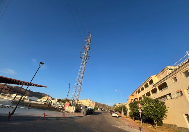 Imagen de las torretas de alta tensión junto al colegio público El Faro de Torrox-Park.