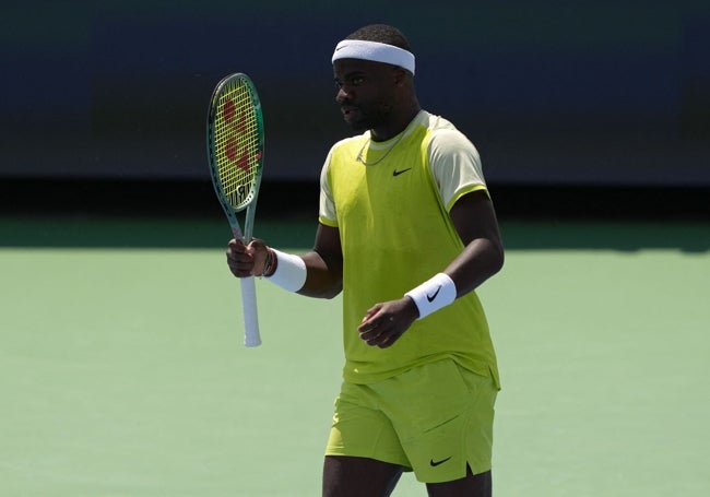 Frances Tiafoe celebra un punto.