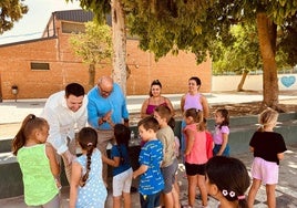 El alcalde veleño y el director de Protección Social de la Junta, en uno de los campamentos.