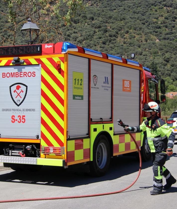 Imagen secundaria 2 - Rescatan a los ocupantes de un vehículo tras caer por un desnivel de tres metros en Jimera de Líbar