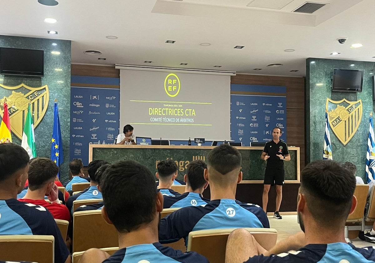 Los jugadores del Málaga recibieron este lunes una charla por parte del árbitro malagueño de Primera División Melero López en la sala de prensa de La Rosaleda para conocer las nuevas directrices del CTA.