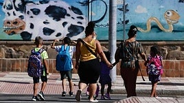 Madres acompañando a sus hijos al colegio.