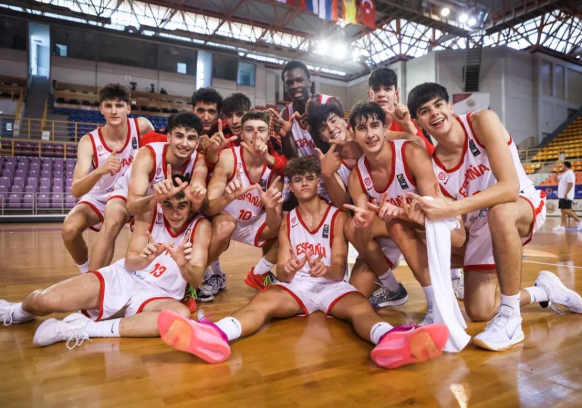 Los componentes de la selección española sub-16, entre ellos Daniel Carrasco, celebran el pase a semifinales en el Europeo sub-16.