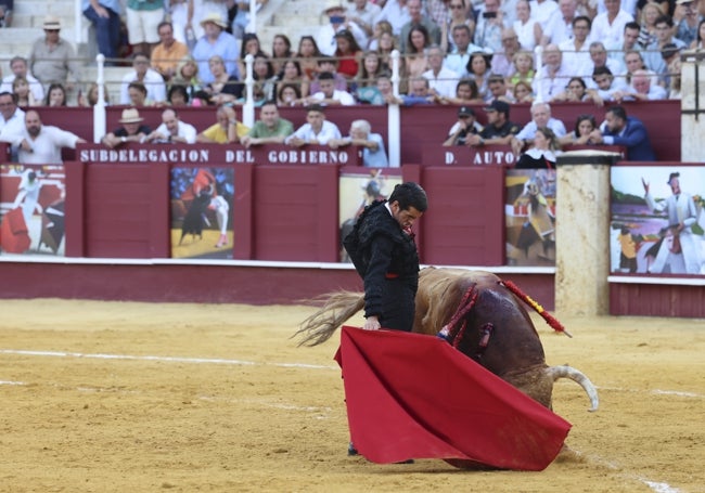 Emilio de Justo dando naturales con la mano derecha al cuarto de la tarde.