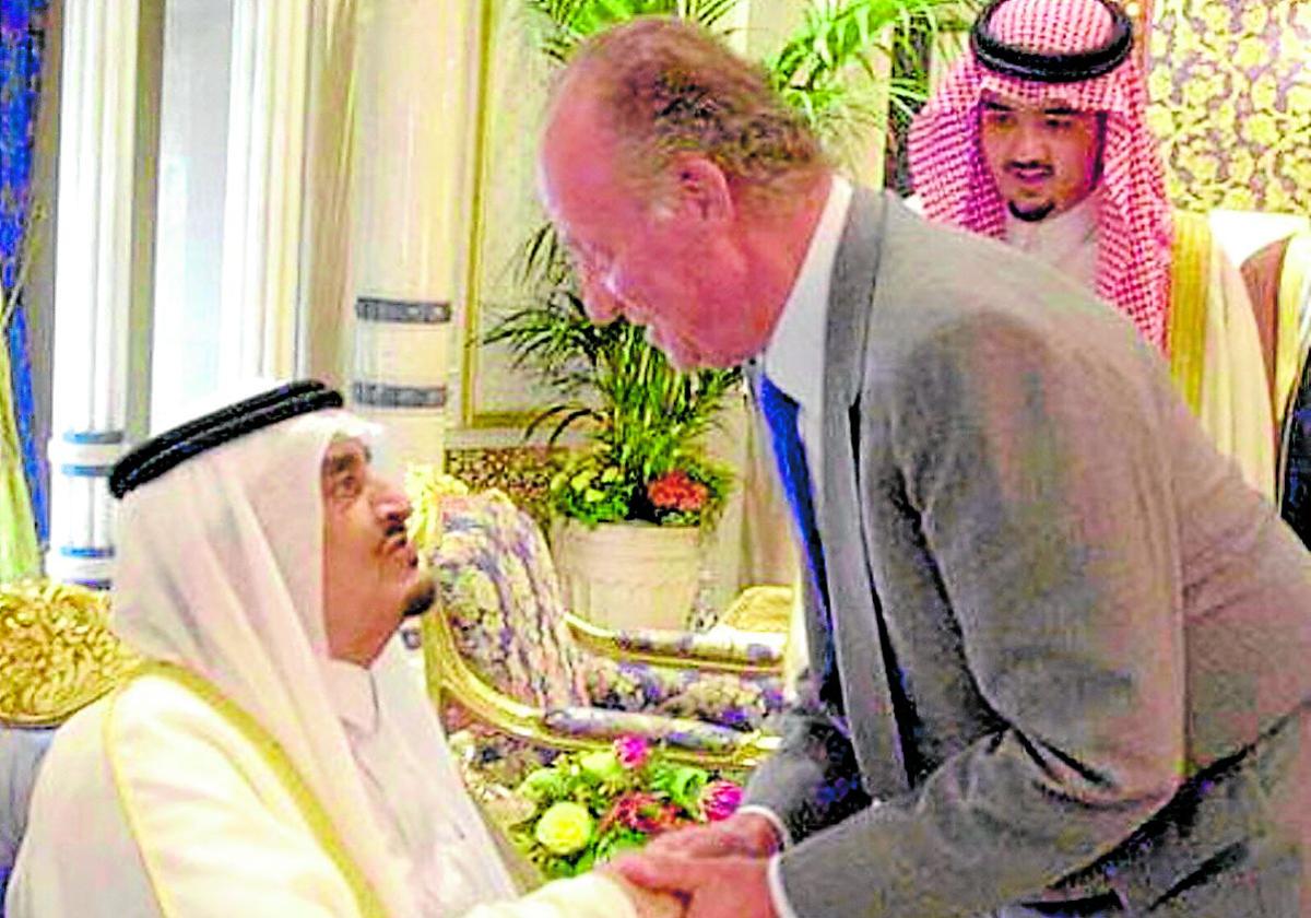 El Rey Juan Carlos saluda al Rey Fahd de Arabia Saudí durante una visita al monarca árabe en Marbella en 1999.