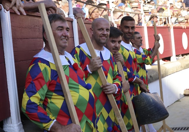 Areneros vestidos de arlequín.