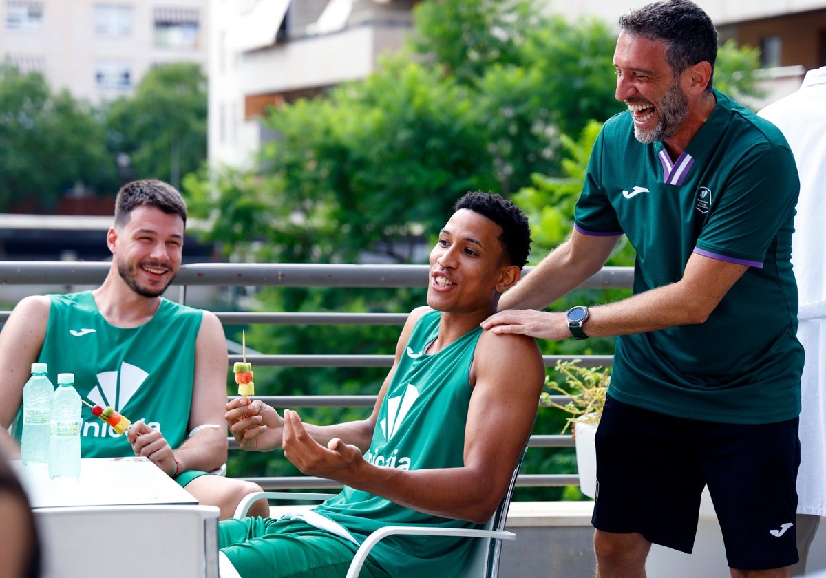 Barreiro, Tyson Pérez e Ibon Navarro, bromeando entre ellos durante el desayuno.