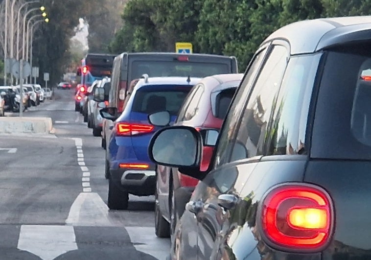 Colas en la carretera del Campo de Golf, en una imagen tomada la semana pasada.