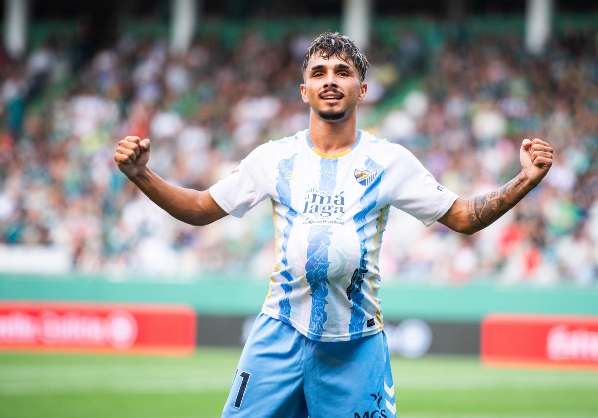 Kevin celebra el golazo conseguido en el campo del Ferrol en un un fuerte disparo.