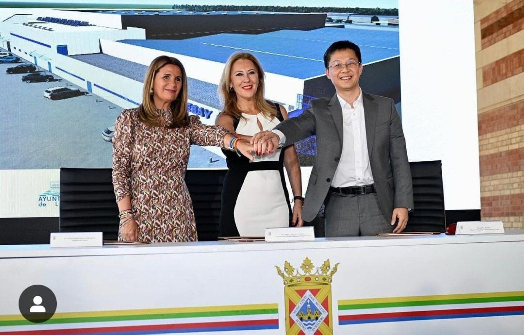 La consejera de Economía, Carolina España, con un representante de la empresa china Desay SV