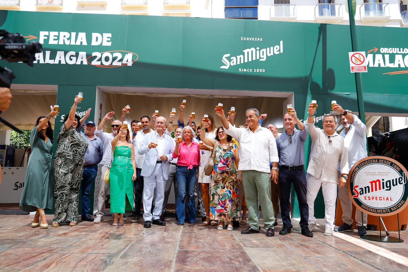 Francisco de la Torre junto a Teresa Porras, responsables de San Miguel y de los hosteleros, entre otros, brindando por la feria. 