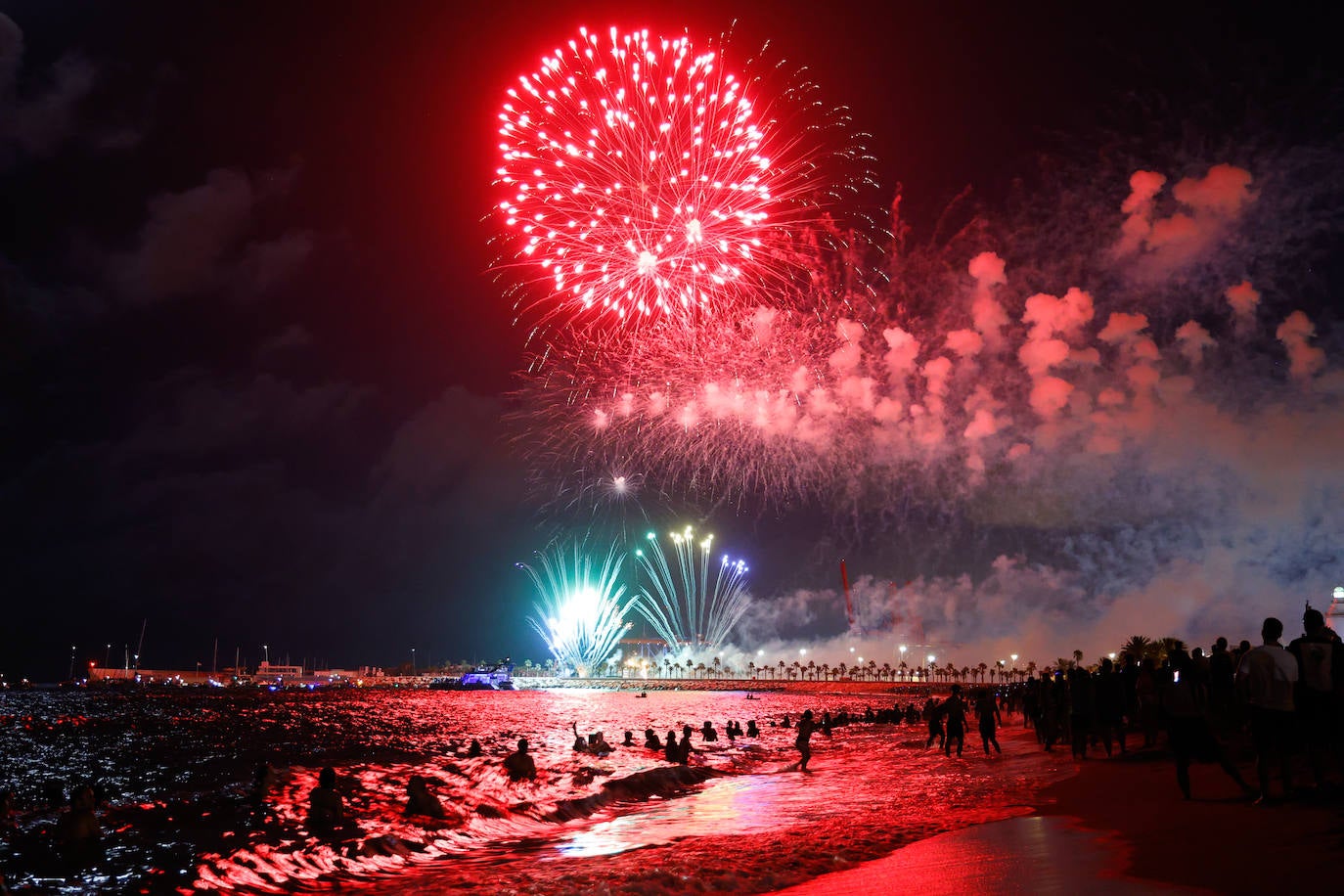 Espectáculo de drones y fuegos artificiales de la Feria de Málaga 2024