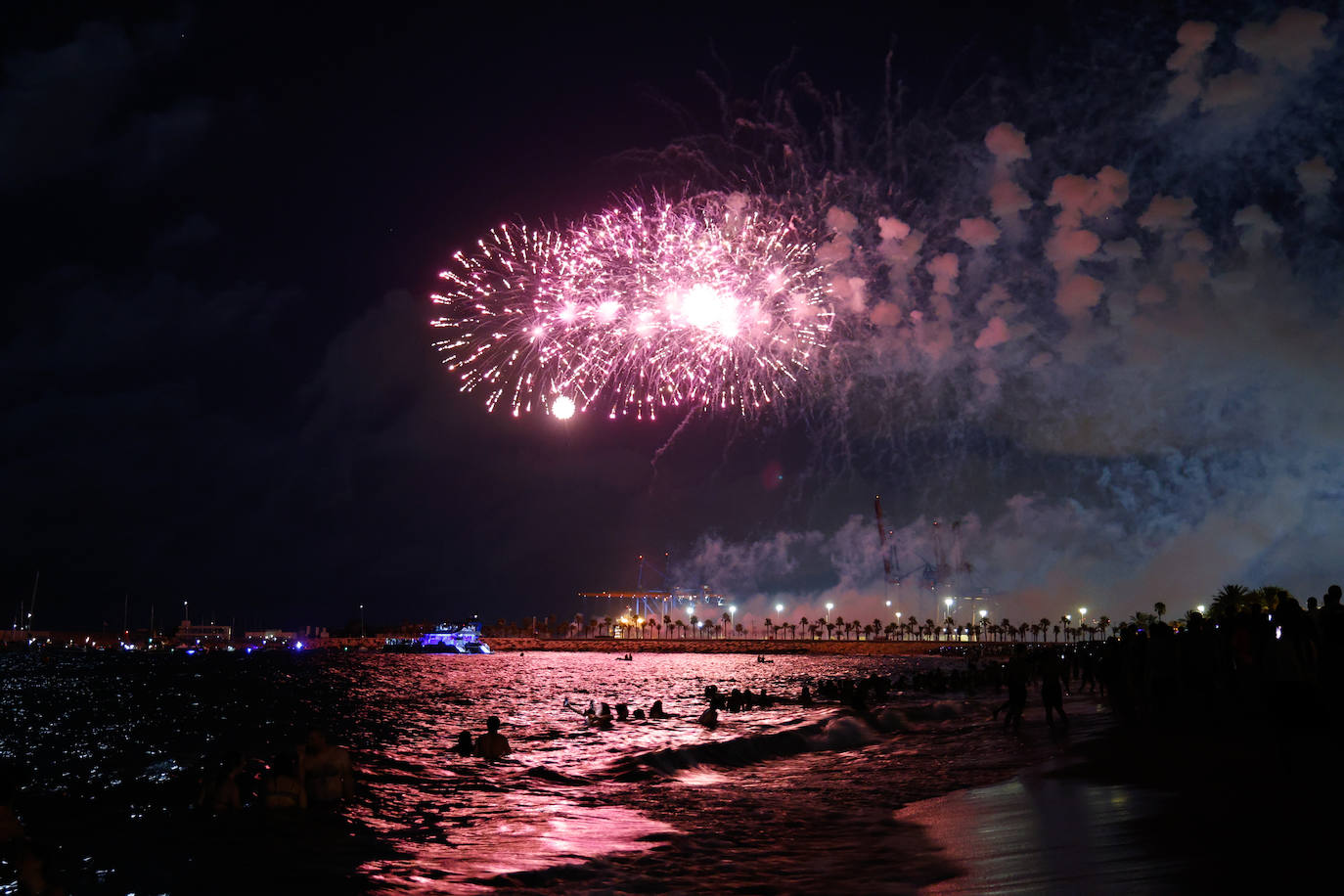 Espectáculo de drones y fuegos artificiales de la Feria de Málaga 2024