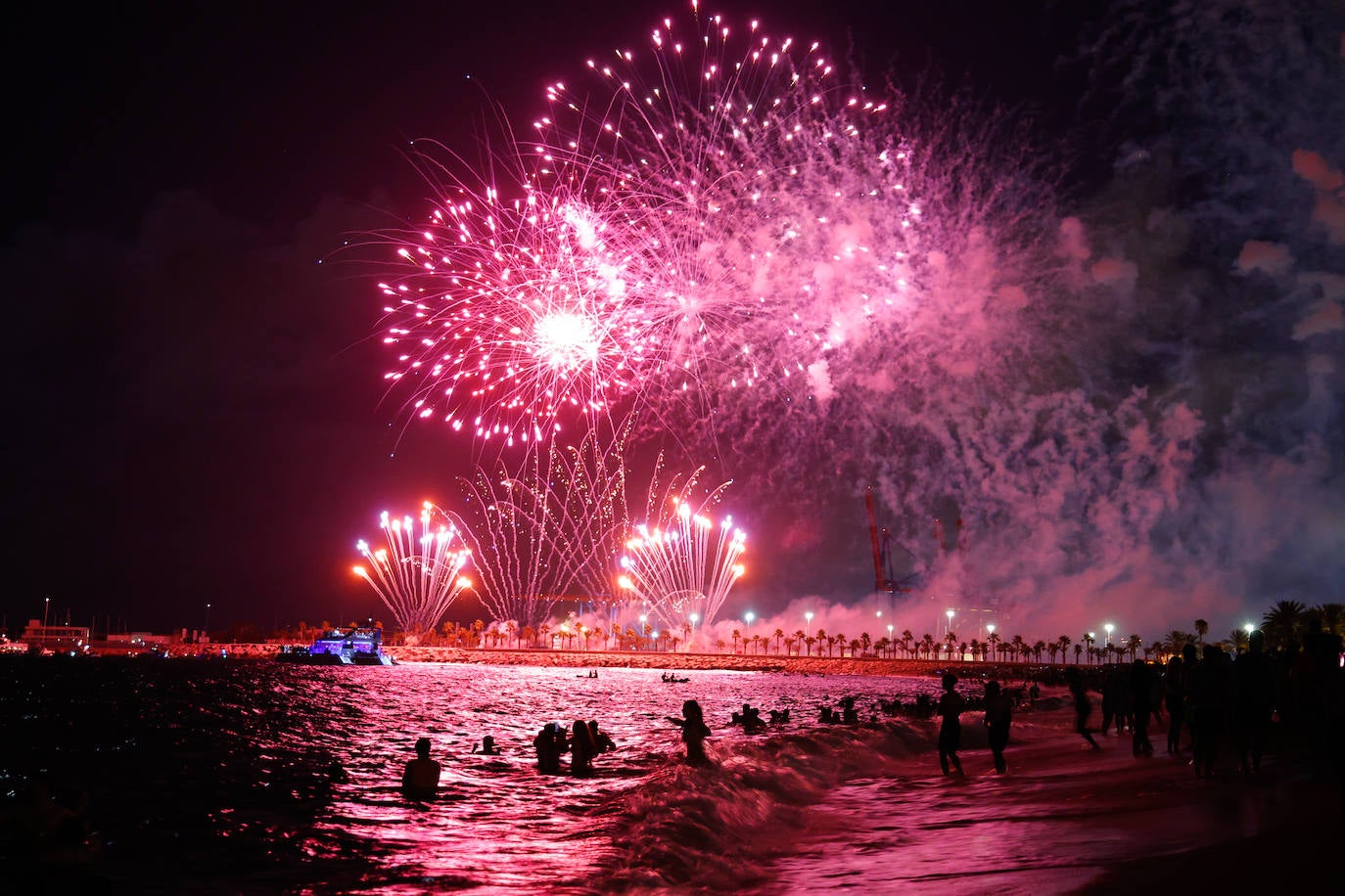 Espectáculo de drones y fuegos artificiales de la Feria de Málaga 2024