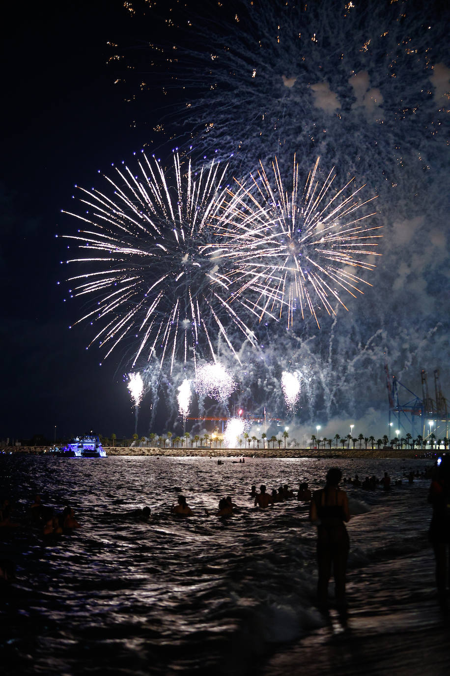 Espectáculo de drones y fuegos artificiales de la Feria de Málaga 2024