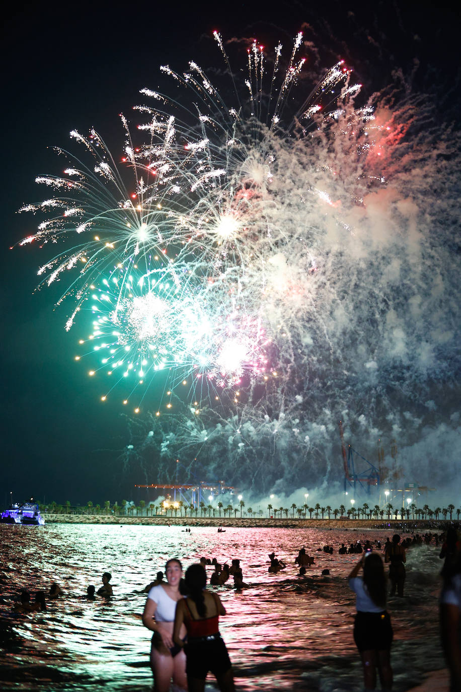 Espectáculo de drones y fuegos artificiales de la Feria de Málaga 2024