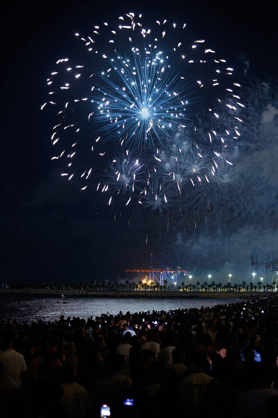 Espectáculo de drones y fuegos artificiales de la Feria de Málaga 2024