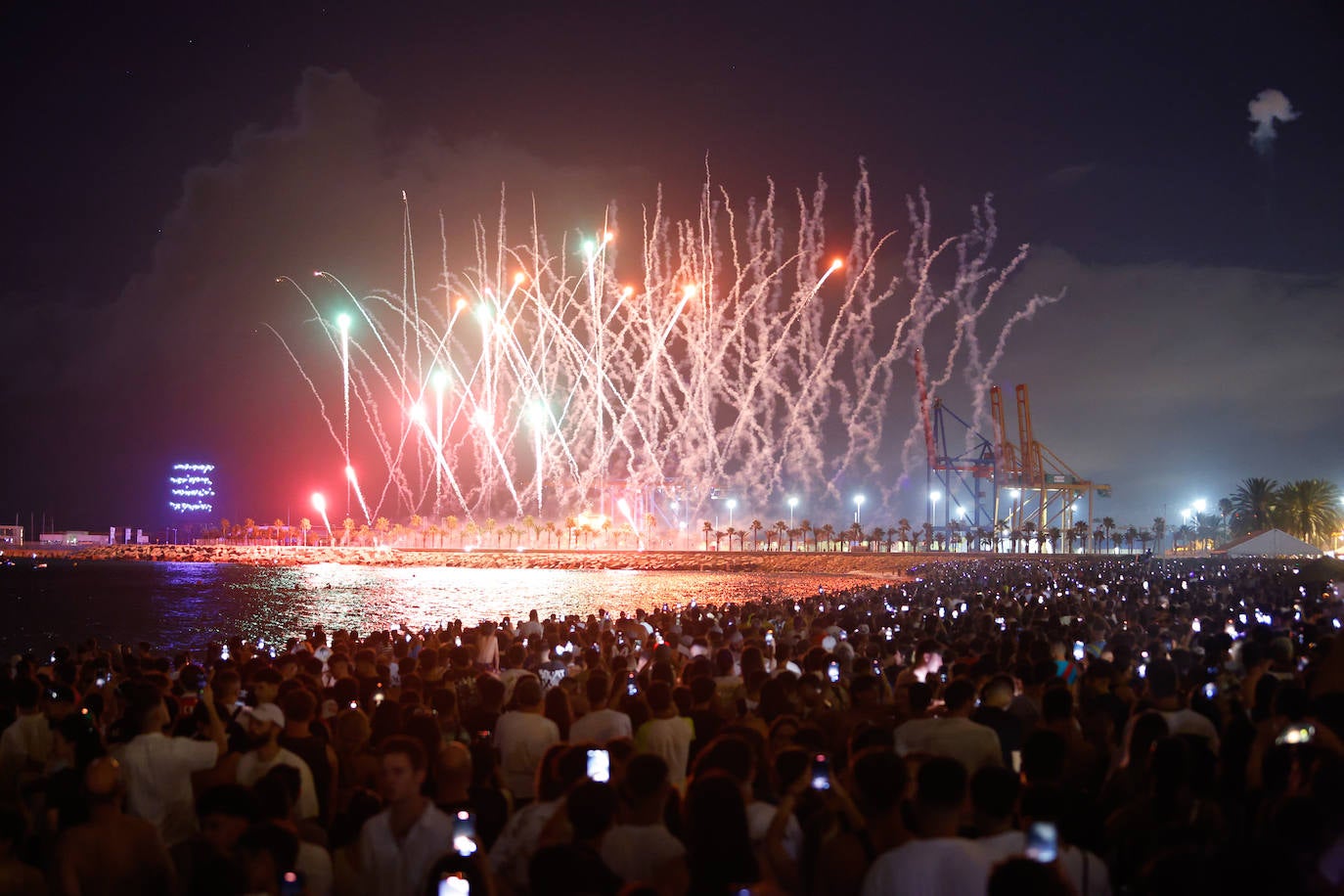 Espectáculo de drones y fuegos artificiales de la Feria de Málaga 2024