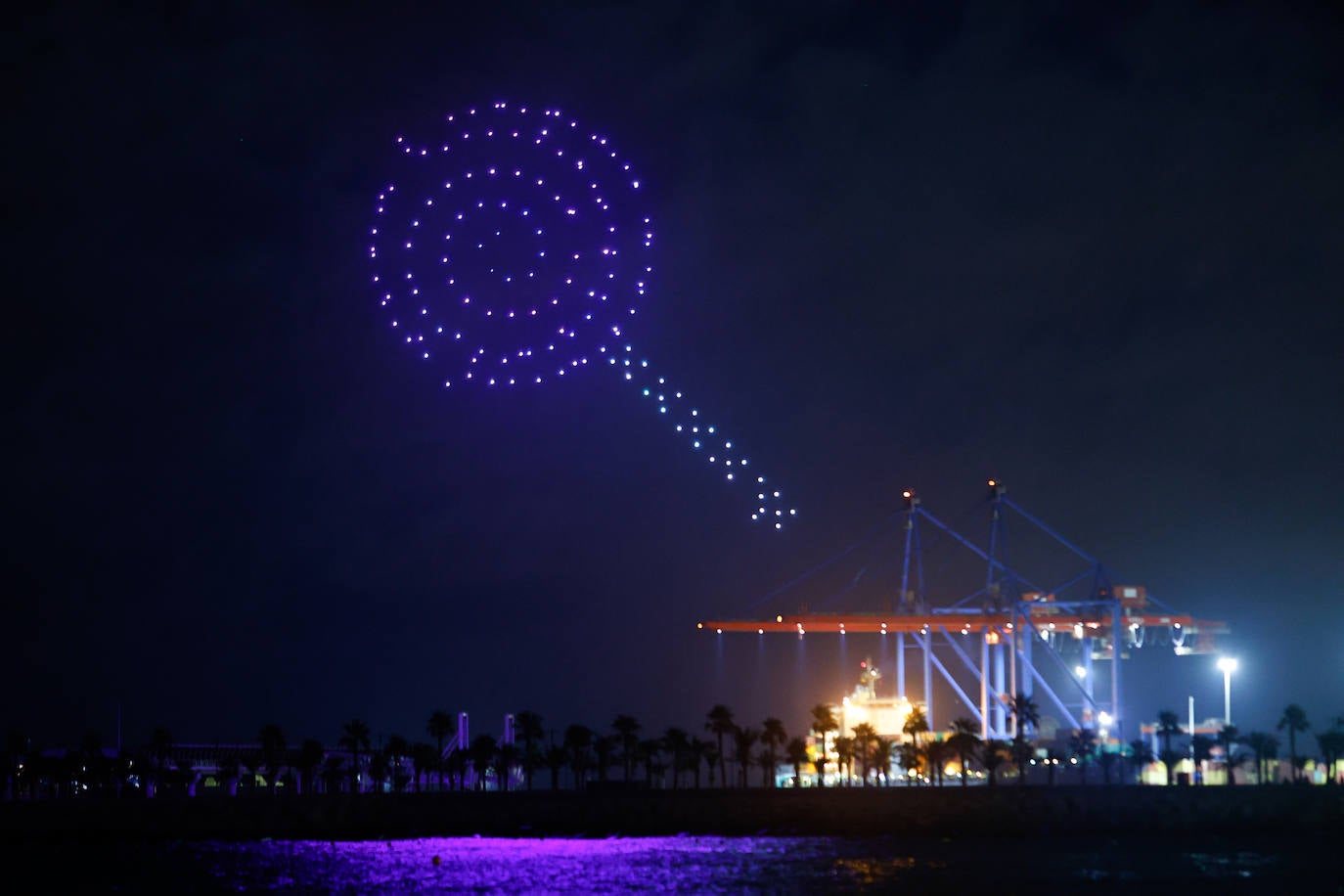 Espectáculo de drones y fuegos artificiales de la Feria de Málaga 2024