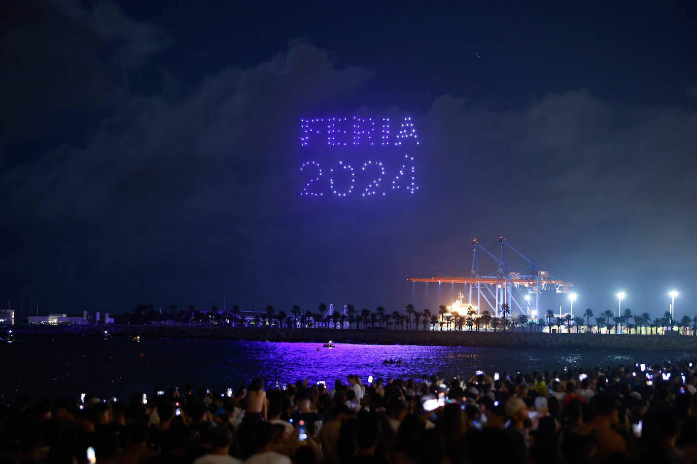 Espectáculo de drones y fuegos artificiales de la Feria de Málaga 2024