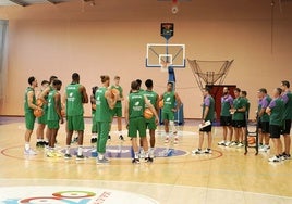 Los jugadores del Unicaja, en su primera sesión de trabajo, junto al cuerpo técnico.