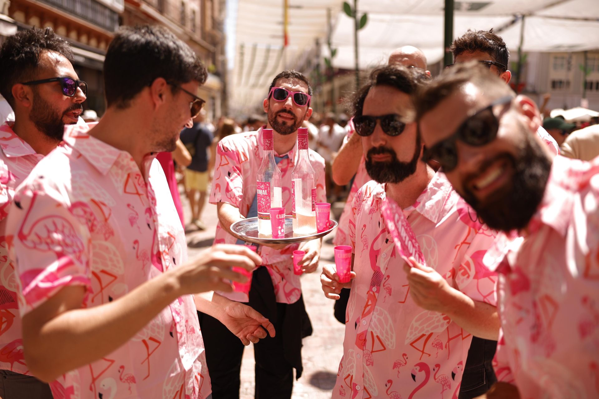 Ambiente en el Centro de Málaga en la primera jornada de feria de día, tras los fuegos y la romería a la Victoria.