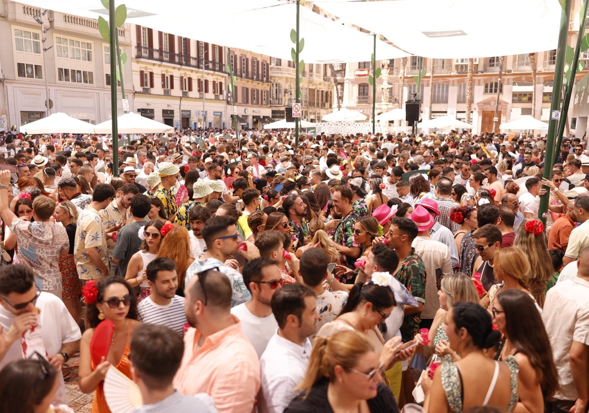 Imagen principal - En la primera foto, ambiente en la plaza de la Constitución; en la segunda, Omar, Marco y Alejandro, un grupo de México, acompañado de David de Guadarrama. En pequeño, aspecto de la calle Larios a primera hora de la tarde. 