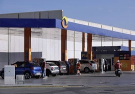 Conductores repostan en una gasolinera 'low cost' del grupo Plenoil en Alhaurín de la Torre.