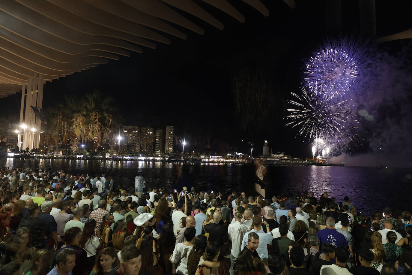 Espectáculo de drones y fuegos artificiales de la Feria de Málaga 2024