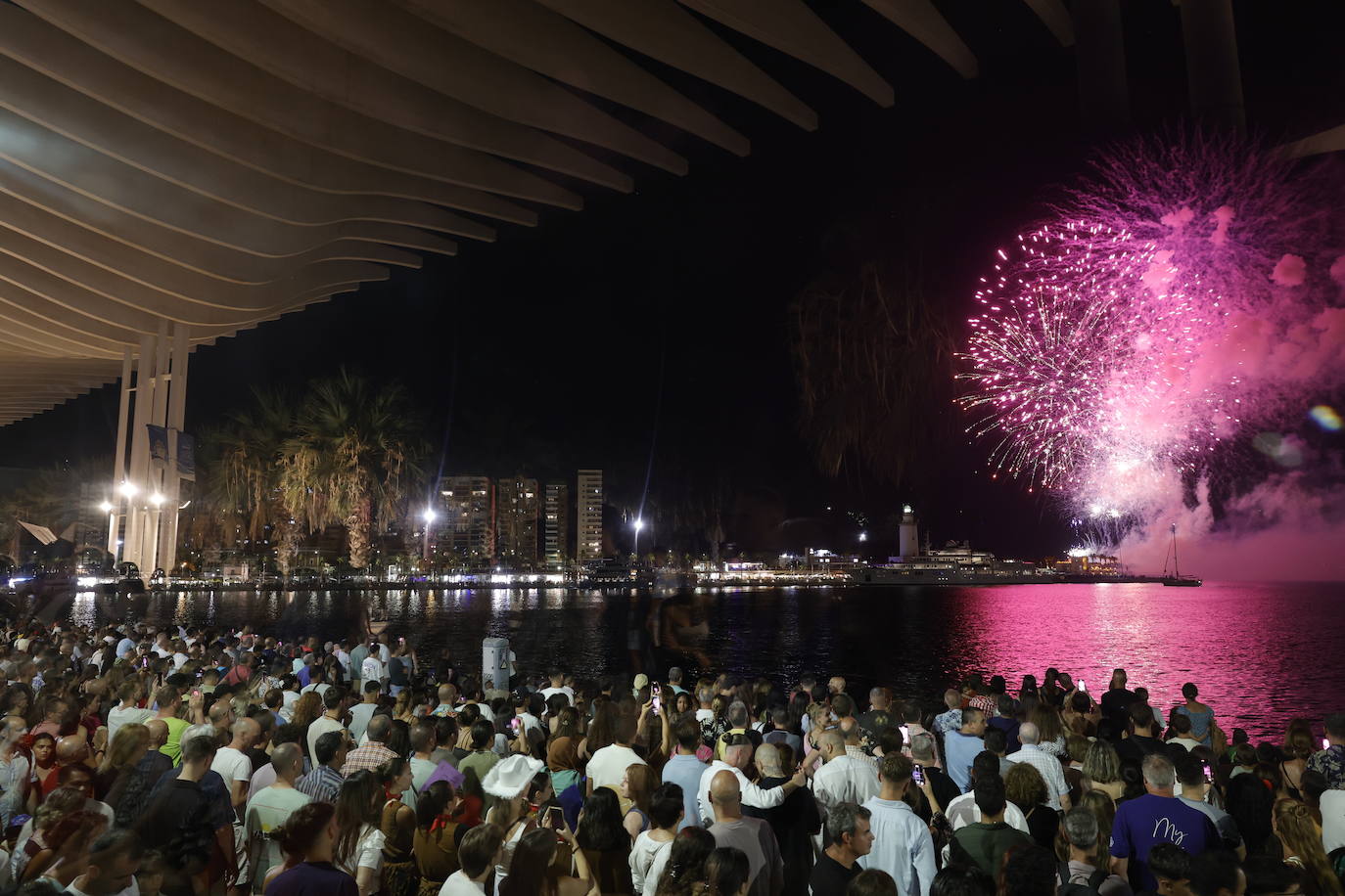 Espectáculo de drones y fuegos artificiales de la Feria de Málaga 2024