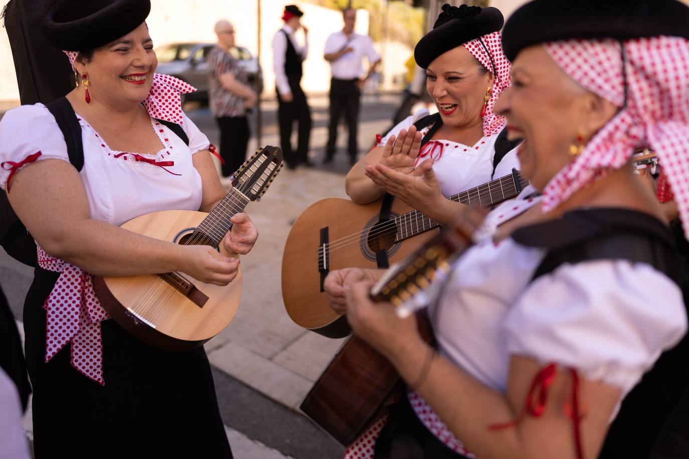 La romería a la Victoria abre la feria de día de Málaga con Manuel Sarria como abanderado. Una multitud arropa la tradicional peregrinación hacia la basílica