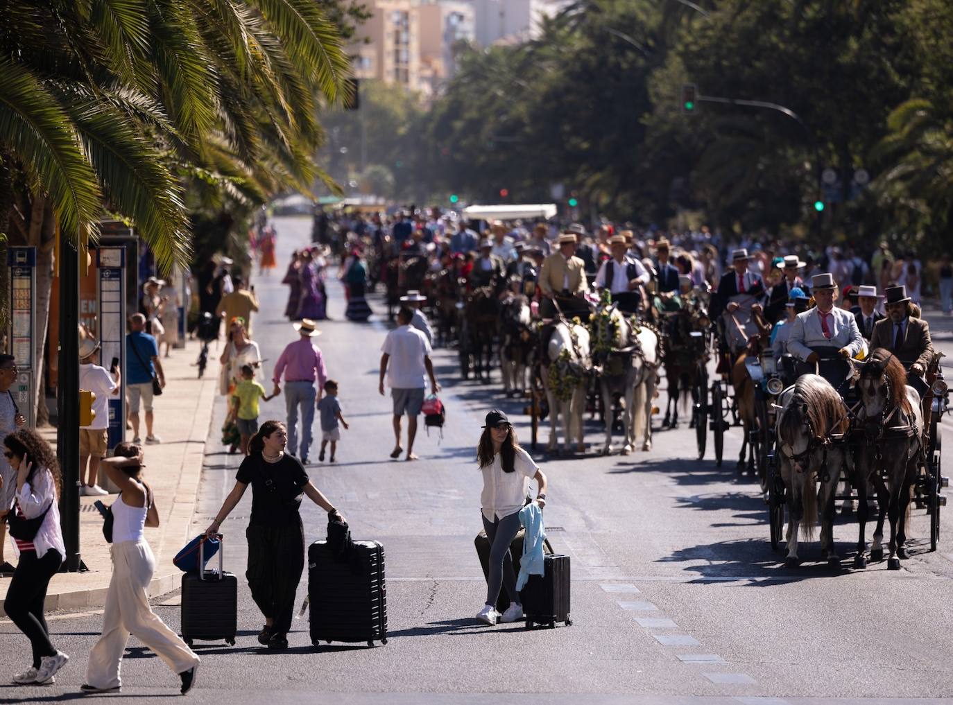 La romería a la Victoria abre la feria de día de Málaga con Manuel Sarria como abanderado. Una multitud arropa la tradicional peregrinación hacia la basílica