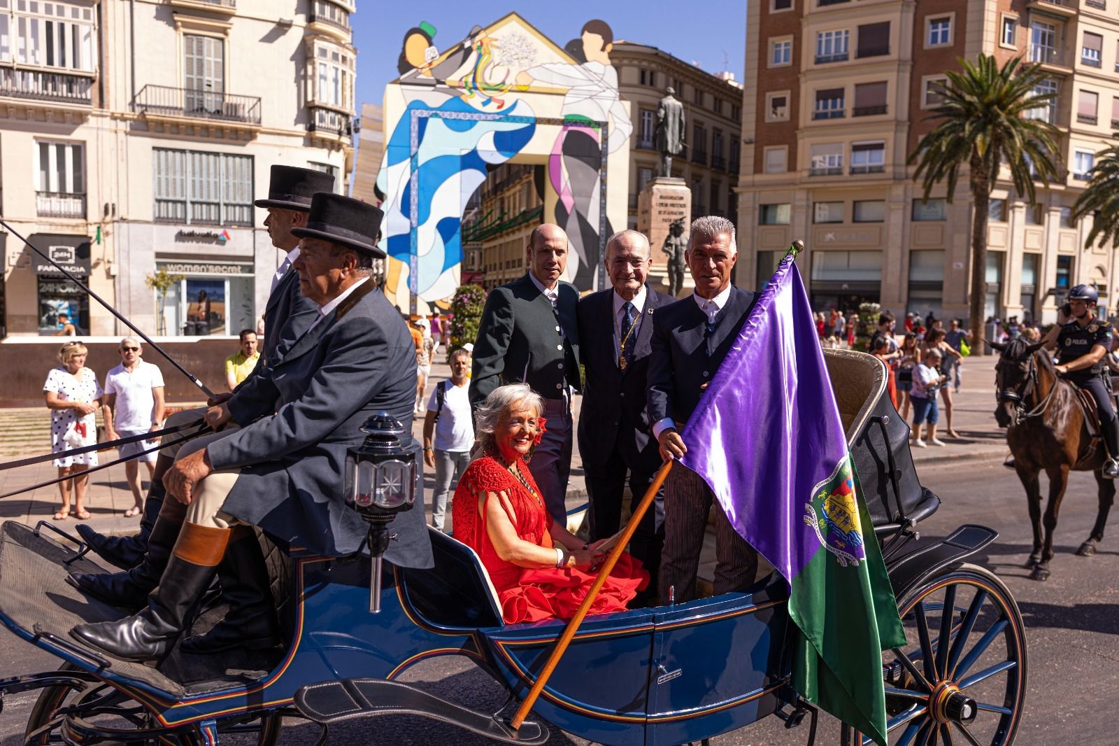 La romería a la Victoria abre la feria de día de Málaga con Manuel Sarria como abanderado. Una multitud arropa la tradicional peregrinación hacia la basílica