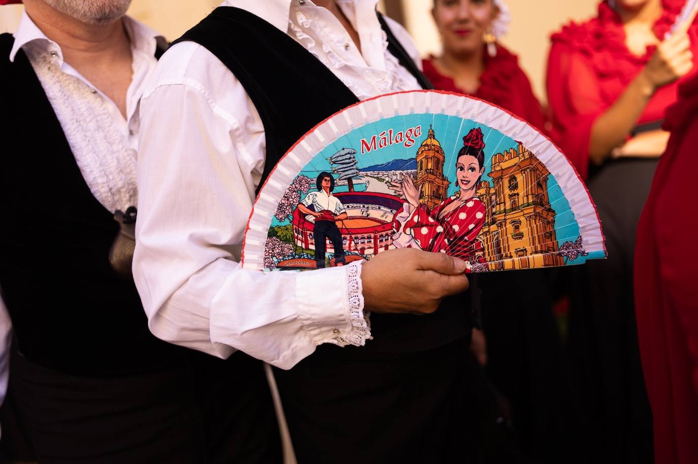 La romería a la Victoria abre la feria de día de Málaga con Manuel Sarria como abanderado. Una multitud arropa la tradicional peregrinación hacia la basílica