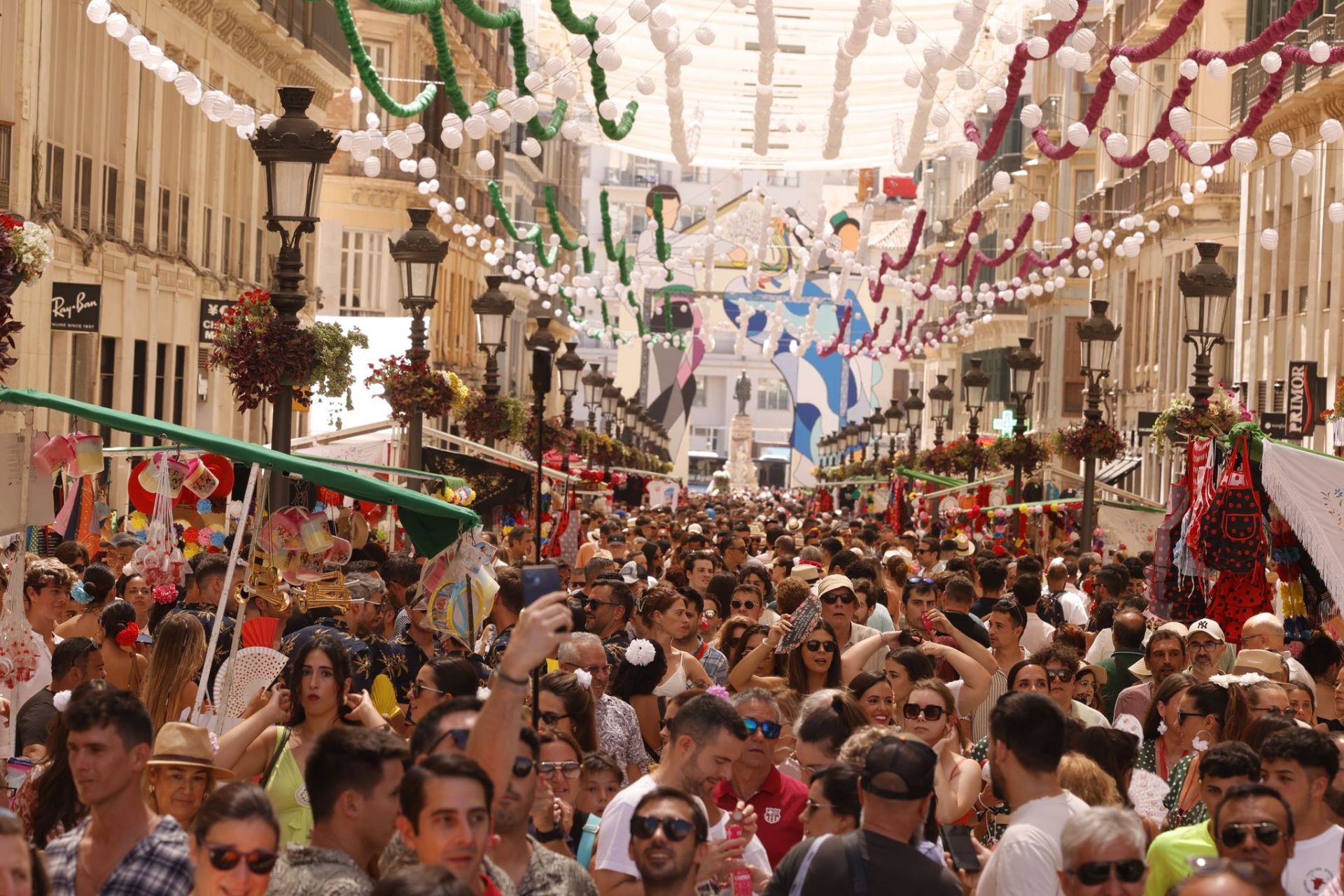 Ambiente en el Centro de Málaga en la primera jornada de feria de día, tras los fuegos y la romería a la Victoria.