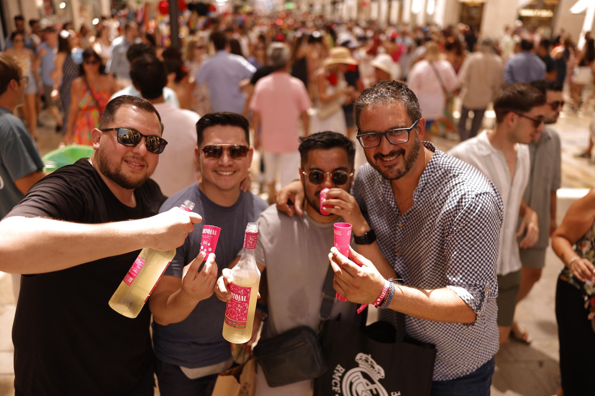 Ambiente en el Centro de Málaga en la primera jornada de feria de día, tras los fuegos y la romería a la Victoria.