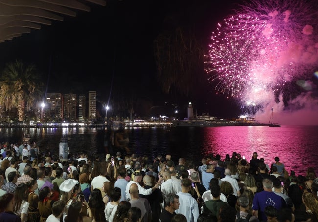 Malagueños en el Puerto siguiendo los fuegos artificiales.