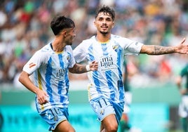 Larrubia presencia la celebración de Kevin de su gol.