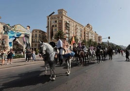 Imagen de la romería el pasado año a su paso por la portada de calle Larios.