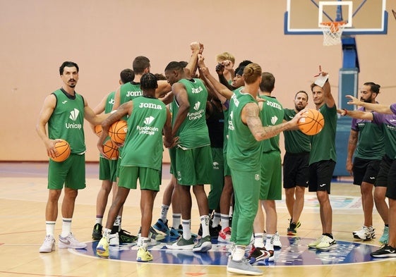 El primer entrenamiento de pretemporada, ayer en el Carpena, de la nueva plantilla.