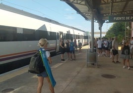 Viajeros del tren averiado esta mañana en Fuente de Piedra.