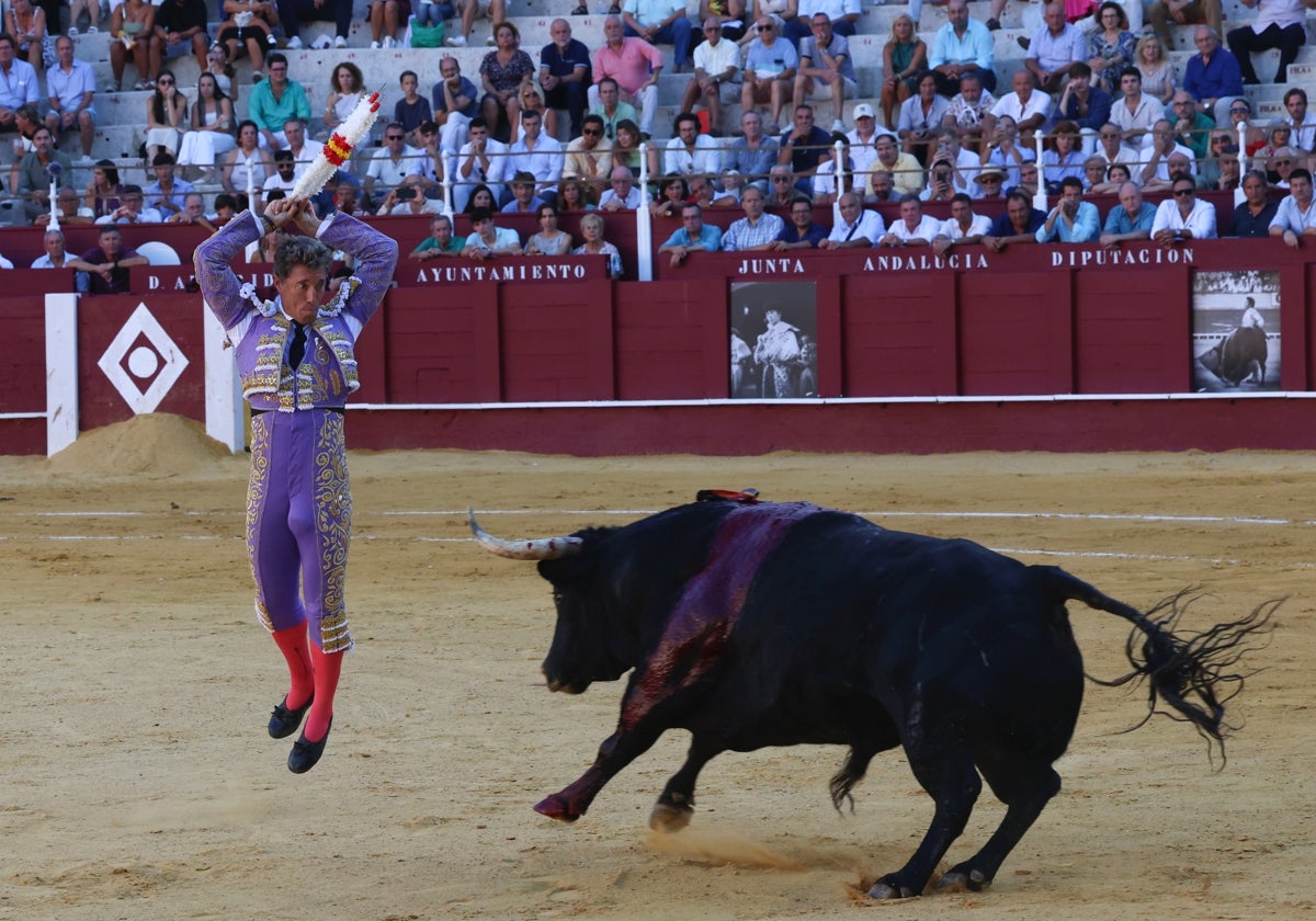 Escribano en uno de los pares de banderillas al primero de su lote.