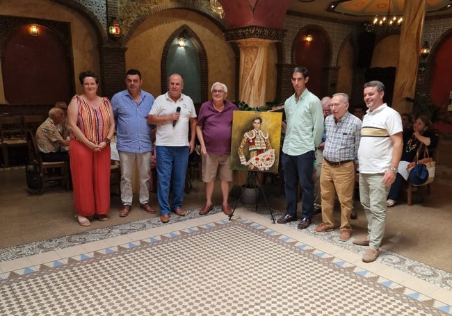 Entrega de un cuadro a Fortes durante el almuerzo de feria de la Peña Taurina de Cártama.