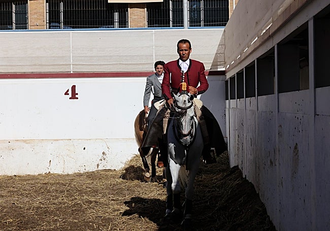 Martín Ferrer y Ventura en los corrales de la plaza 'calentando'.