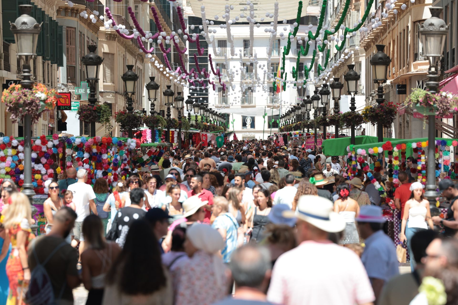 Ambiente en el Centro de Málaga el dominfo 18 de feria.