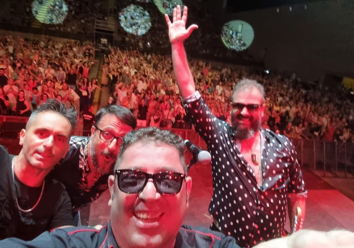 El Zurdo, a la derecha, el sábado tras el concierto de Señor Mirinda en el Auditorio Municipal.