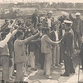 Queipo de Llano saluda a los presos políticos que trabajan en la repoblación de Gibralfaro.